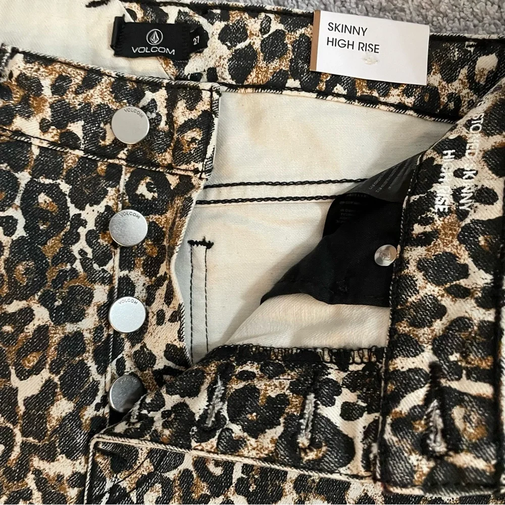 New Volcom Women’s 27 Leopard Print High Rise Button Fly Skinny Denim Jeans - Picture 5 of 16